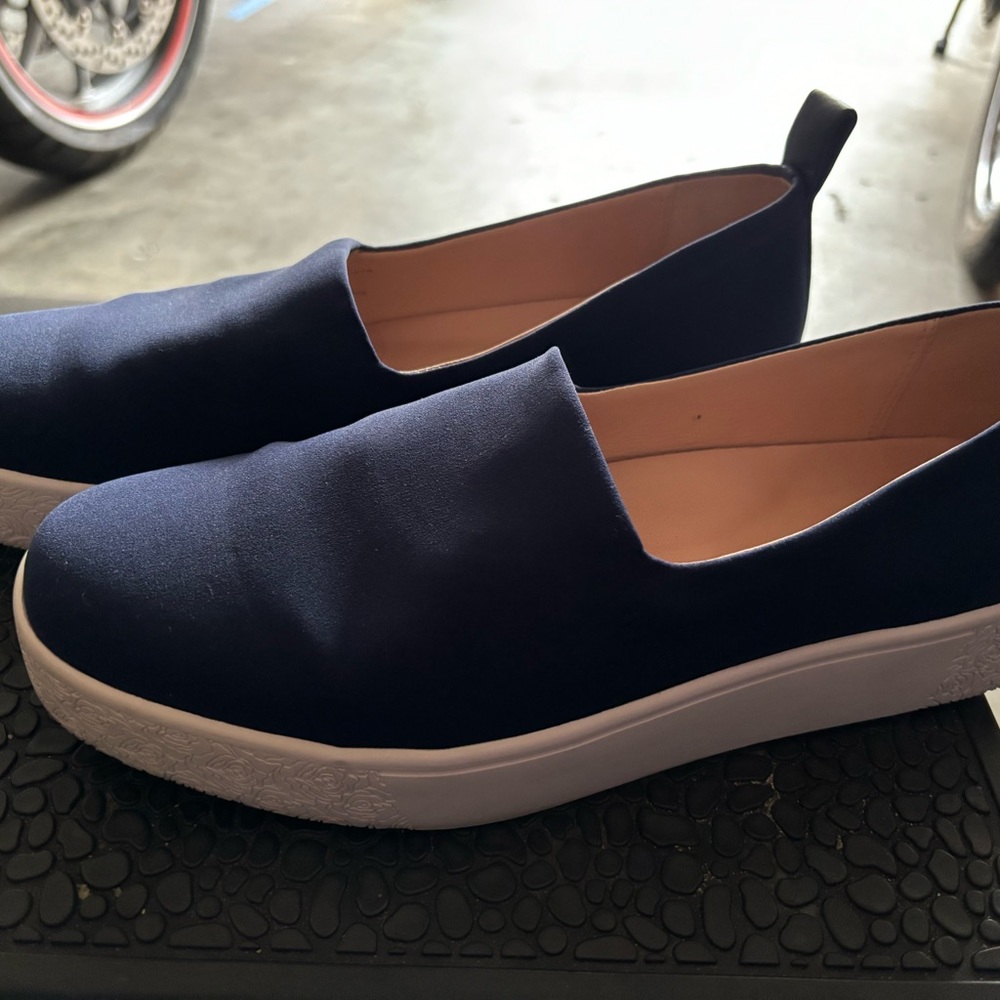 Taryn Rose slip ons
